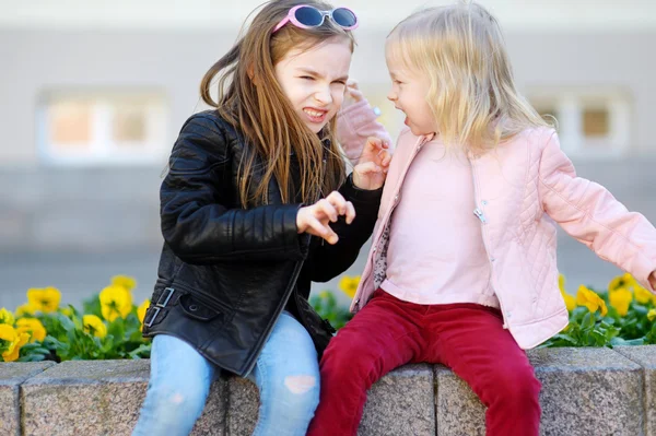 Twee zusjes vechten — Stockfoto