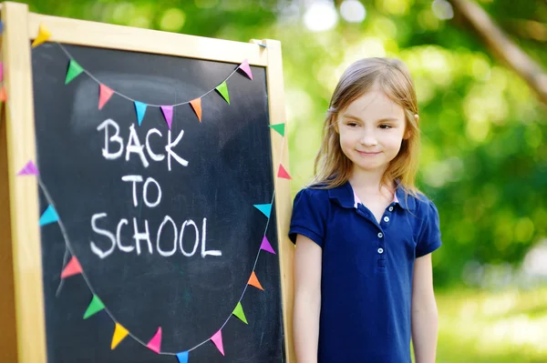 Fille retourne à l'école — Photo