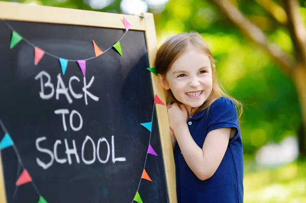 Mädchen geht wieder zur Schule — Stockfoto