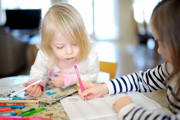 Sisters drawing and learning together — Stock Photo, Image