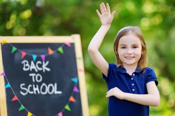 A rapariga vai voltar para a escola. — Fotografia de Stock