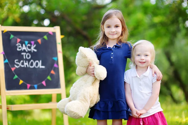 Systrar gå tillbaka till skolan — Stockfoto