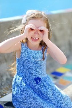 kız dürbünle bakıyor