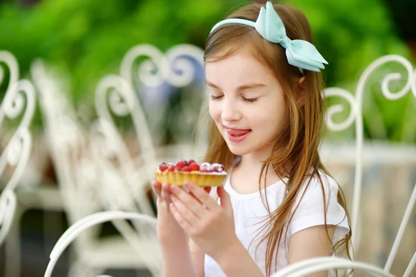 Taze çilek pasta yemeye kız — Stok fotoğraf