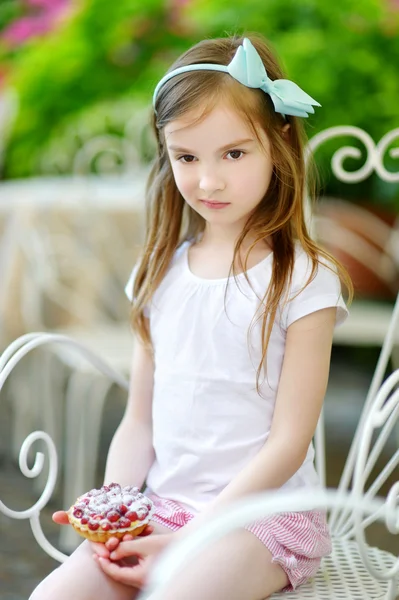 Girl eating fresh strawberry cake — Stock Photo, Image