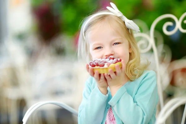 Girl eating fresh strawberry cake — Stock Photo, Image