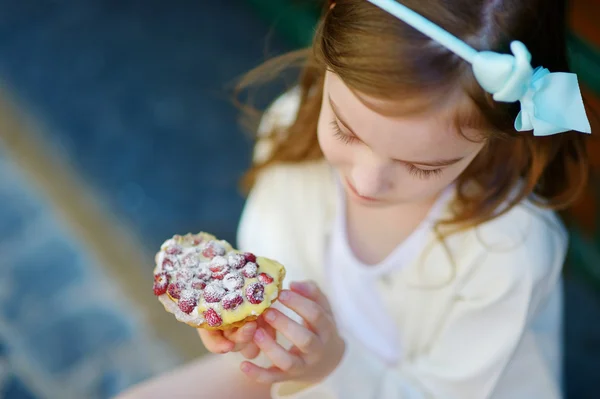 Girl eating fresh strawberry cake — Stock Photo, Image