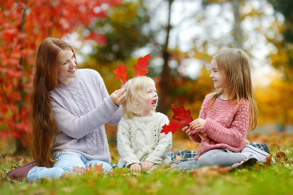 Familie hat Spaß am Herbsttag — Stockfoto