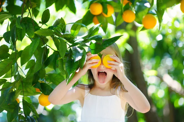 Girl picking fresh ripe oranges — Stock Photo, Image