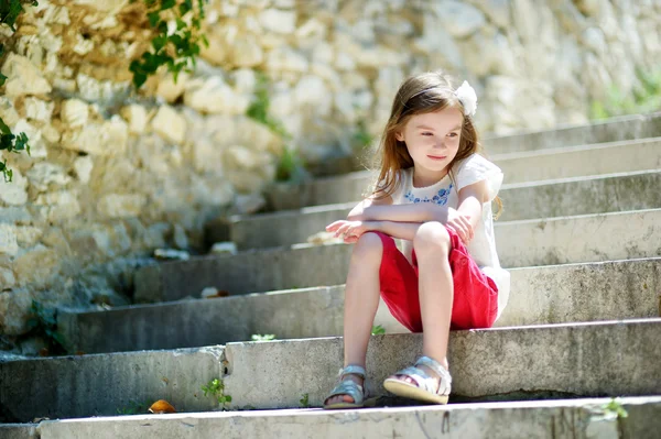 Kis lány ült a lépcsőn — Stock Fotó