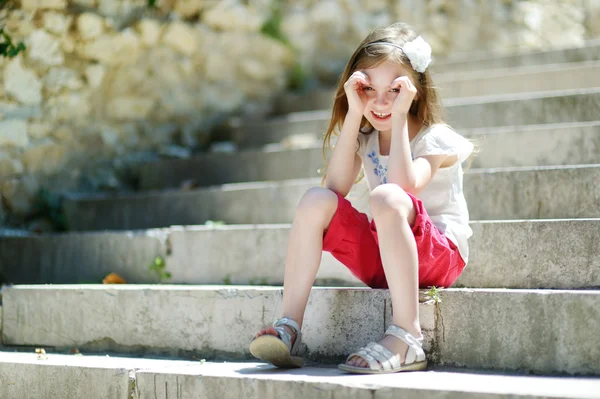 Petite fille assise sur les escaliers — Photo