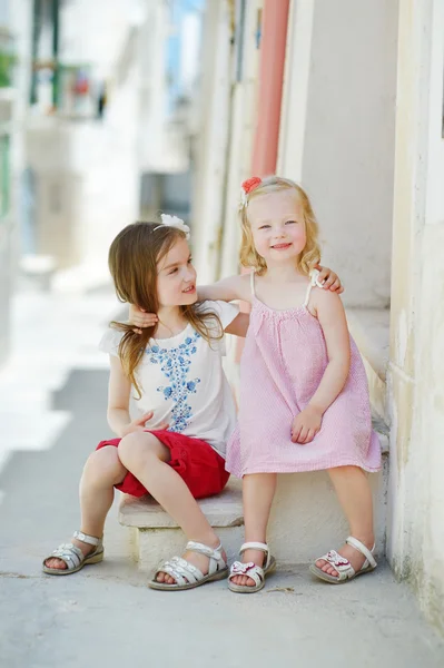 Adoráveis irmãzinhas rindo — Fotografia de Stock