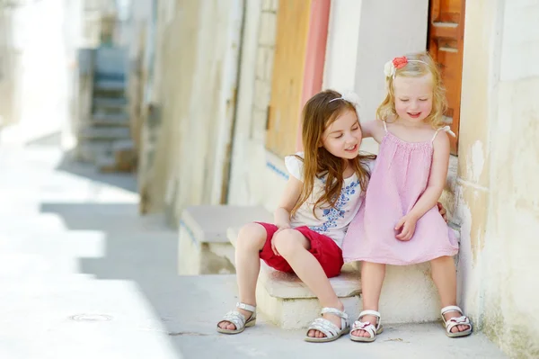 Adoráveis irmãzinhas rindo — Fotografia de Stock