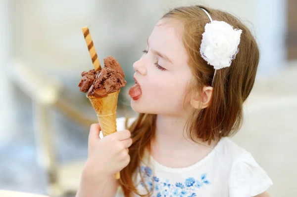 Klein meisje dat ijs eet — Stockfoto