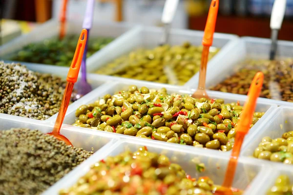 Sortierte Oliven auf dem Bauernmarkt — Stockfoto