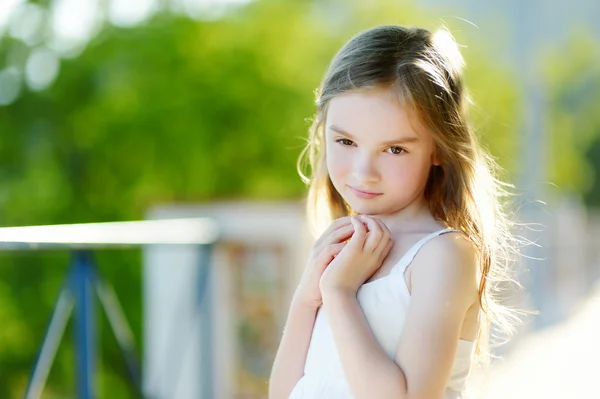 Bedårande liten flicka sommardag — Stockfoto