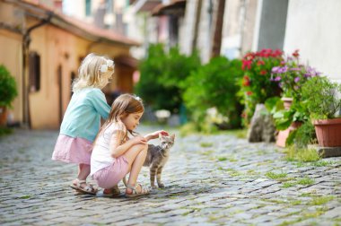 küçük kız ve bir kedi