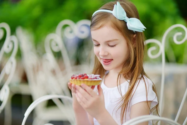 Mädchen isst frischen Erdbeerkuchen — Stockfoto