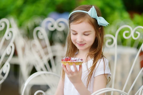 Mädchen isst frischen Erdbeerkuchen — Stockfoto