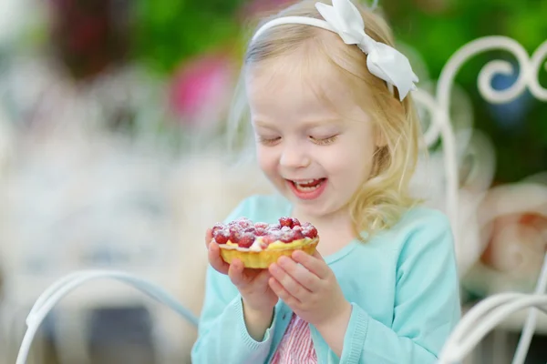 Mädchen isst frischen Erdbeerkuchen — Stockfoto