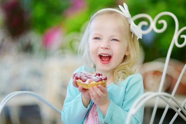 Girl eating fresh strawberry cake — Stock Photo, Image