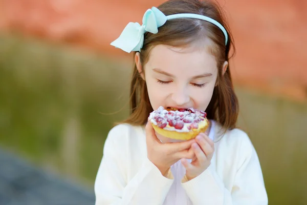 Meisje eten vers aardbei taart — Stockfoto