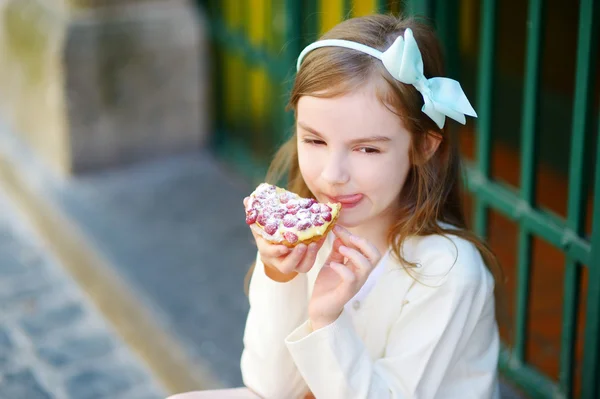 Mädchen isst frischen Erdbeerkuchen — Stockfoto