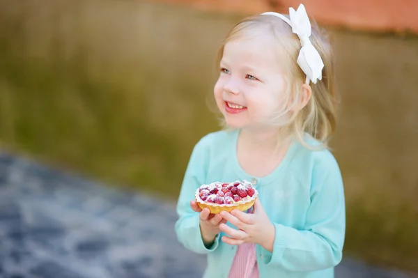 Mädchen isst frischen Erdbeerkuchen — Stockfoto