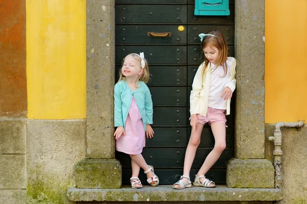 Kleine zusters plezier samen — Stockfoto