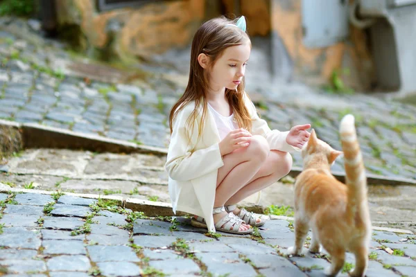 Adorable little girl and a cat — Stock Photo, Image