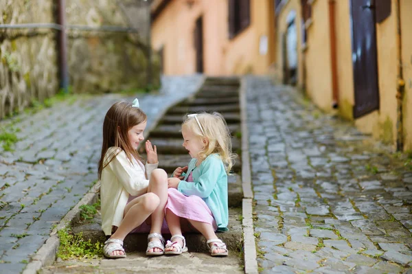 Kleine Schwestern lachen und umarmen — Stockfoto
