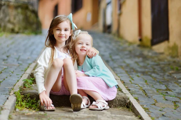 Kleine Schwestern lachen und umarmen — Stockfoto