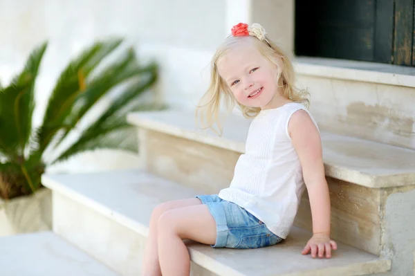 Menina sentada nas escadas — Fotografia de Stock