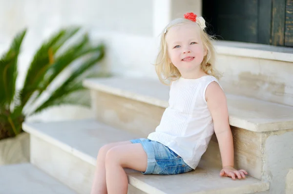 Kleines Mädchen sitzt auf Treppe — Stockfoto