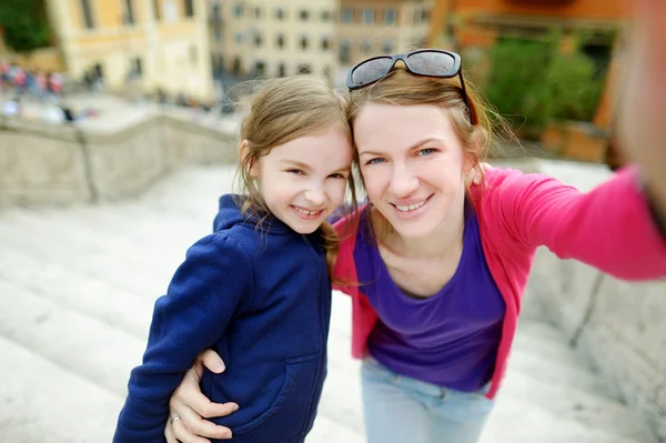 Anne ve kızı alarak selfie Roma — Stok fotoğraf