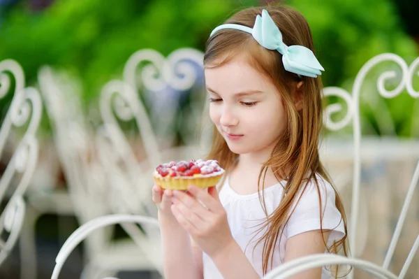 Taze çilek pasta yemeye kız — Stok fotoğraf