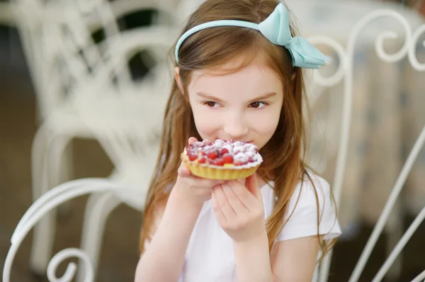 Meisje eten vers aardbei taart — Stockfoto