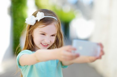 Kız kendini fotoğraf çekme