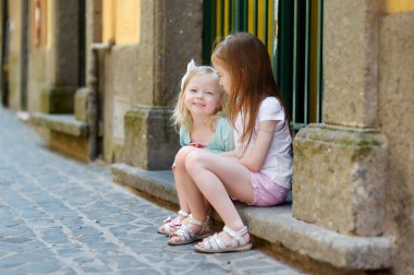 sevimli küçük kız gülerek