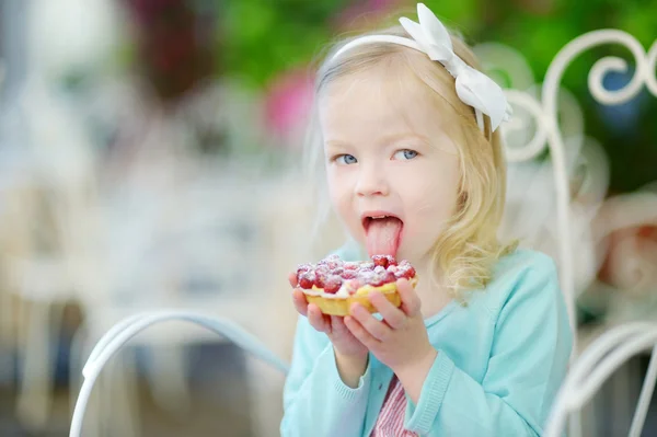 Chica comiendo pastel de fresa fresca —  Fotos de Stock