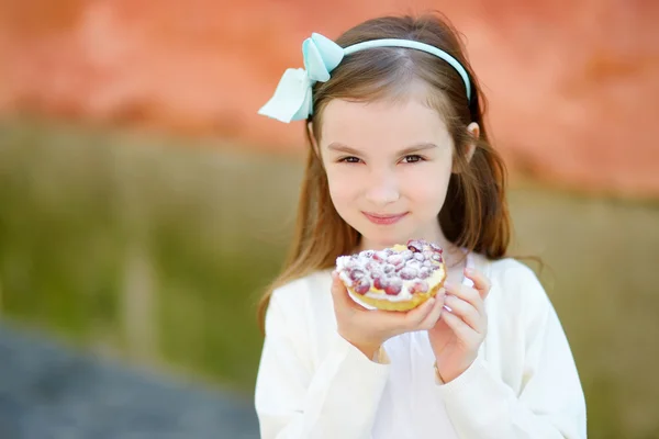 Mädchen isst frischen Erdbeerkuchen — Stockfoto