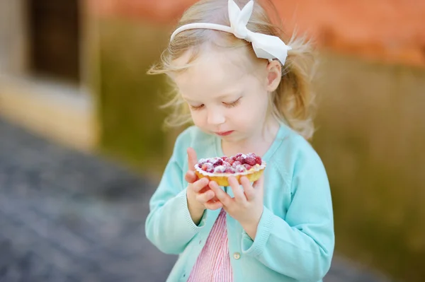 Mädchen isst frischen Erdbeerkuchen — Stockfoto