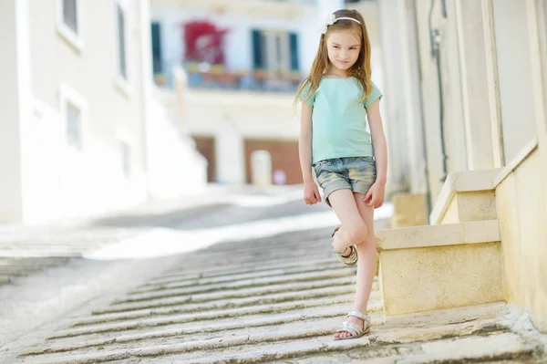 Malá holčička v italském městě — Stock fotografie