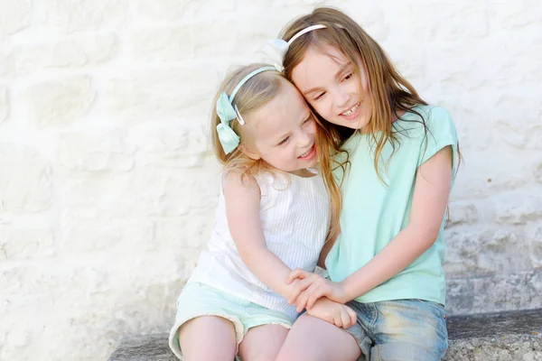 Sisters laughing and hugging — Stock Photo, Image
