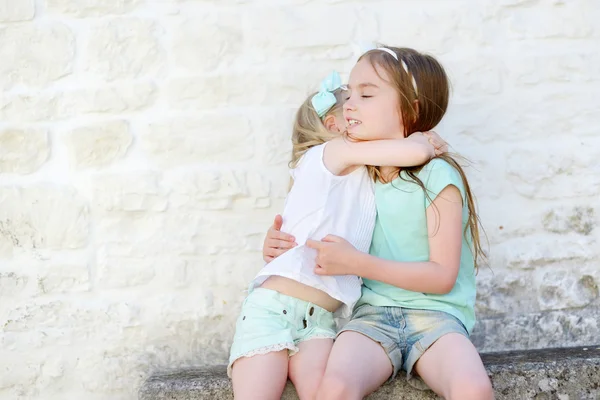 Sisters laughing and hugging — Stock Photo, Image