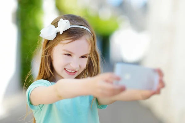 Mädchen macht ein Foto von sich — Stockfoto