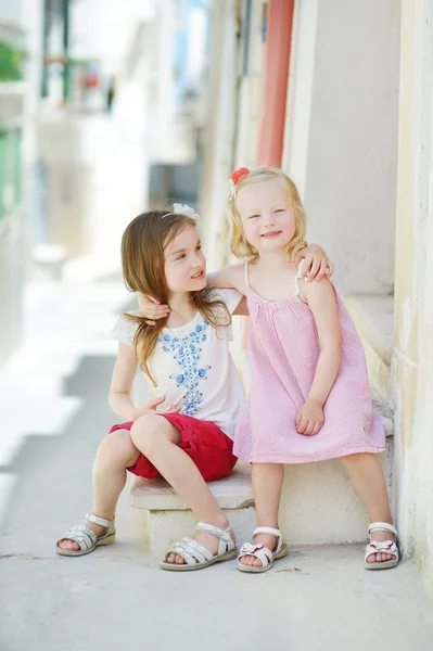 Bedårande lilla systrar skrattar — Stockfoto
