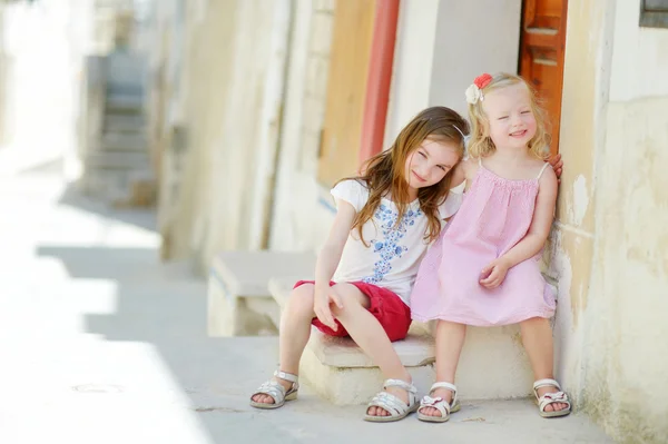 Schattige kleine zusters lachen — Stockfoto