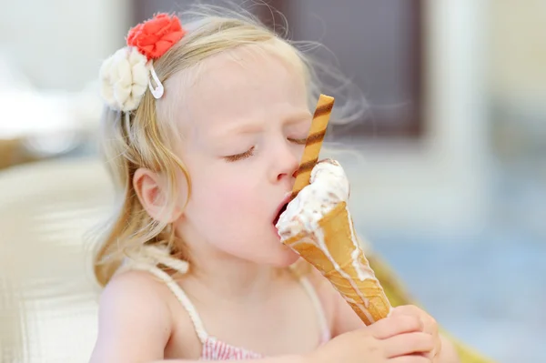 Klein meisje dat ijs eet — Stockfoto