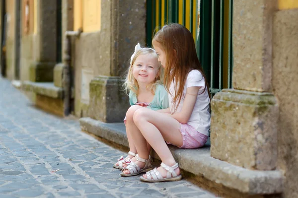 Imádnivaló kis nővérek nevetve — Stock Fotó